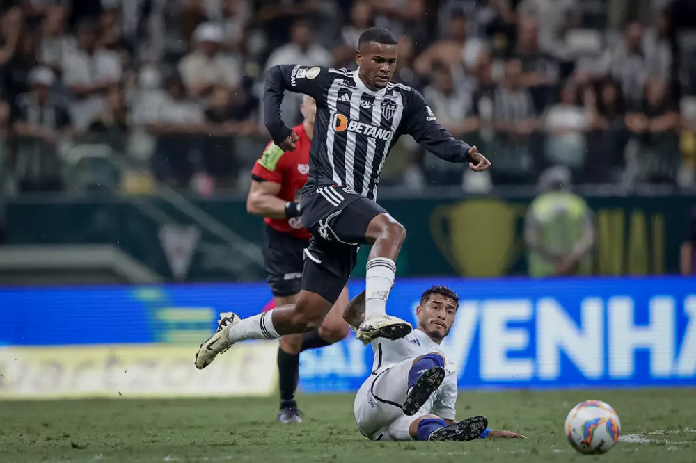 Marlon critica gramado da Arena MRV e assume falha no gol sofrido pelo Cruzeiro