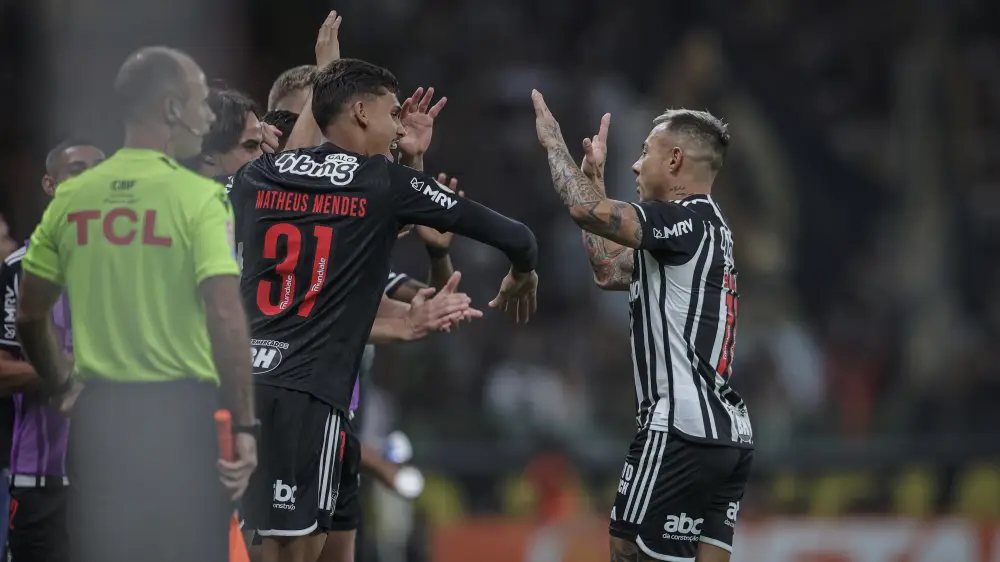 Reforços do Flamengo: Carlinhos contratado, Xandinho e Vargas especulados